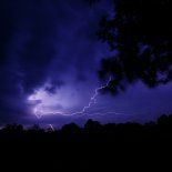 &nbsp;Las alertas por tormentas alcanzan a sectores del interior bonaerense y Tucumán, con posibilidad de ráfagas y granizo.