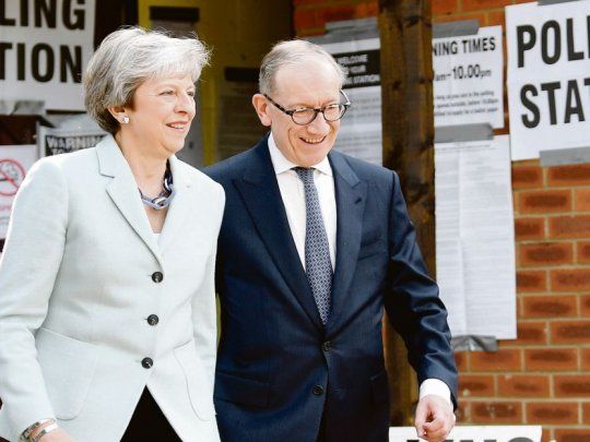 A mitad de camino. Theresa May acudió ayer a votar en las elecciones al Parlamento Europeo. Justo cuando apura el brexit.