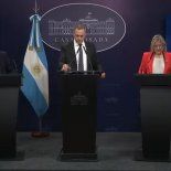 Luis Caputo, Manuel Adorni y Alejandra Monteoliva durante la conferencia. Luis Caputo, Manuel Adorni y Alejandra Monteoliva durante la conferencia.