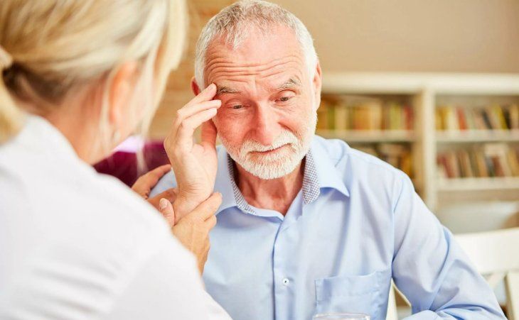 Científicos lograron restaurar la memoria en ratones al eliminar las placas cerebrales características de la enfermedad, mediante la intervención sobre una molécula clave del sistema inmunológico.