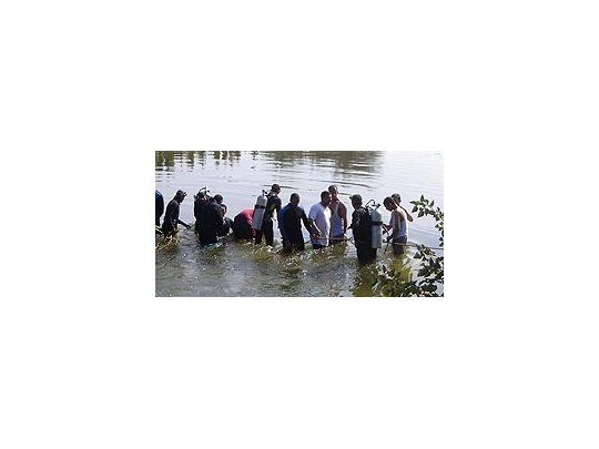 Buzos realizan tareas de rescate en el canal.
