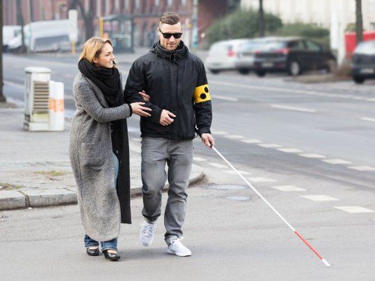 Hoy existen&nbsp;bastones&nbsp;con alerta sonora,&nbsp;reconocimiento facial o de voz, para asistir al&nbsp;no vidente