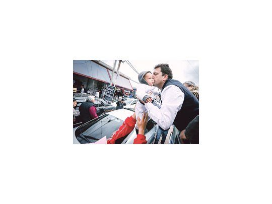 Sergio Massa encabezó ayer una caravana en La Matanza que se alteró por una sucesión de ataques. Fue el inicio de la campaña en el período legal que hoy tendrá el lanzamiento de Martín Insaurralde.