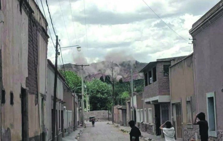 Sacudida. El sismo provocó polvareda por el desmoronamiento de cerros en la zona de la Puna jujeña.