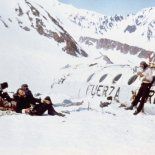 La ayuda del fútbol para los sobrevivientes del accidente aéreo, quienes se las ingeniaron para seguir un apasionante duelo. La ayuda del fútbol para los sobrevivientes del accidente aéreo, quienes se las ingeniaron para seguir un apasionante duelo.