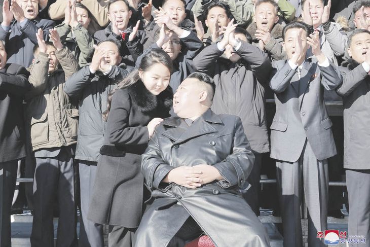 DEMOSTRACIÓN. Kim Jong Un y su “amada hija” Ju Ae -hasta ahora ausente en los medios estatales de Corea del Norte- posaron para una sesión de fotos en un acto con científicos y militares involucrados en el programa misilístico norcoreano.