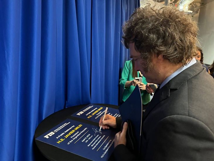 El jefe de Estado firmó el libro de visitas de la Universidad de La Florida. El jefe de Estado firmó el libro de visitas de la Universidad de La Florida.