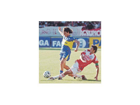 Guillermo Barros Schelotto supera a Jorge Anchén y desborda por izquierda. Es la jugada previa al segundo gol de Boca, que ganó con lo justo en un partido con muchas situaciones de gol.
