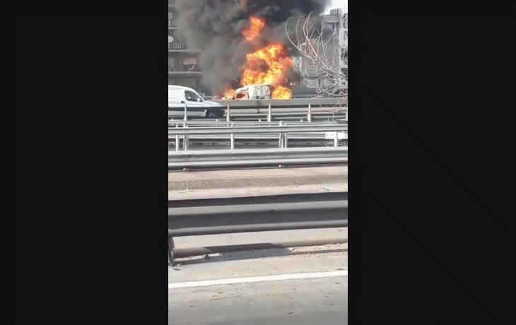 Espectacular explosión de un auto en plena General Paz