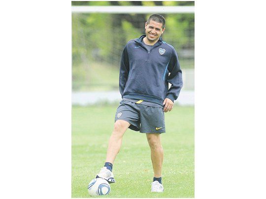 Por precaución, Riquelme sigue entrenando de manera diferenciada, en zapatillas.