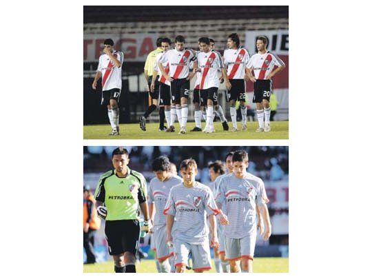 Dos momentos de los que se repitieron mucho en el año: la salida de los jugadores de River con la cabeza gacha. Arriba, la eliminación de la Copa Libertadores; y abajo, Buonanotte delante del grupo ante Colón.