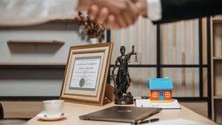 Cierre de un acuerdo. Los créditos hipotecarios se consolidan como la herramienta clave para agilizar las operaciones inmobiliarias Cierre de un acuerdo. Los créditos hipotecarios se consolidan como la herramienta clave para agilizar las operaciones inmobiliarias