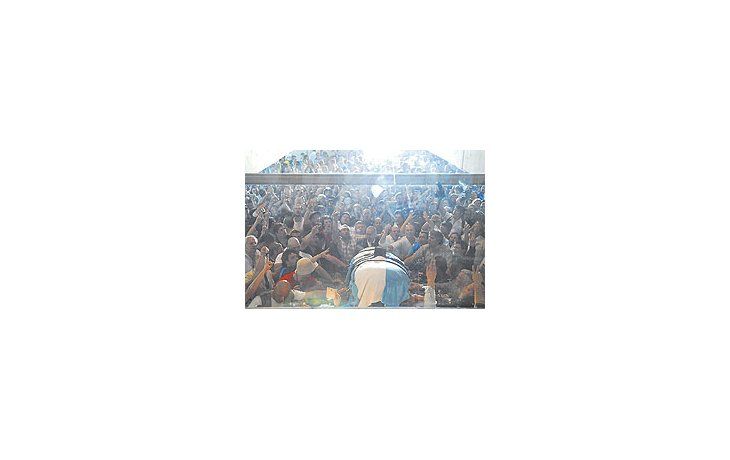 ámbito.com | Delirio peronista. Tras los disparos de bala, las pedradas y las trompadas, el féretro deJuan D. Perón llegó ayer finalmente al mausoleo de la quinta de San Vicente.