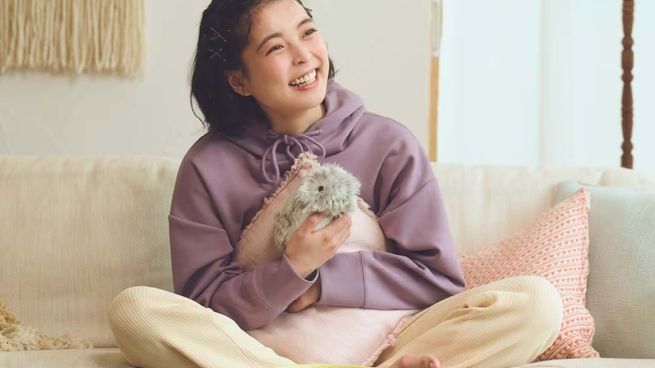 Moflin, el peluche inteligente japonés, ofrece una nueva forma de compañía emocional para quienes buscan alivio frente al estrés diario.