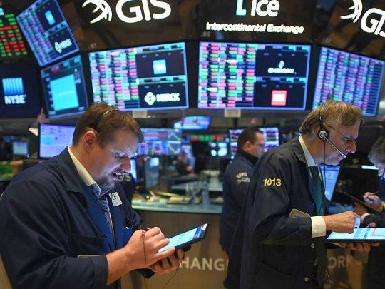 Wall Street: S&P 500 y Nasdaq suben, pero el Promedio Industrial Dow Jones cae.