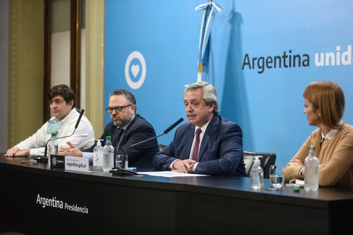 Fernández anunció la firma del DNU con la intervención de la empresa.