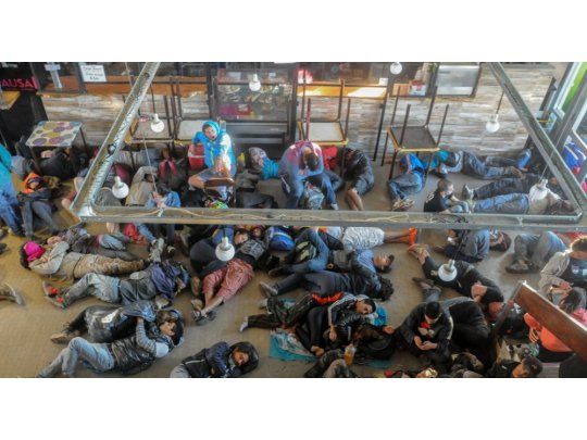 Decenas de fanáticos quedaron varados en Olavarría en las horas posteriores al show.