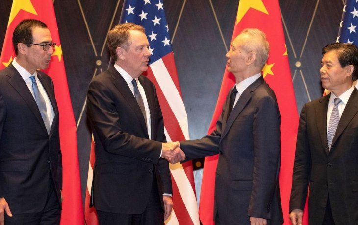 El Representante de Comercio de los EEUU, Robert Lighthizer se da la mano con el Viceprimer Ministro de China, Liu He.