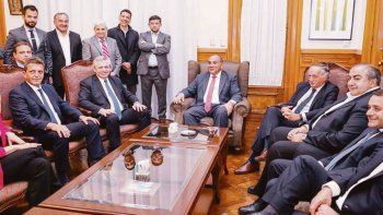 Mesa de acuerdo. Héctor Daer, Miguel Acevedo y Alberto Fernández se reunieron anoche con Juan Manzur como anfitrión en Tucumán. El candidato presidencial sentó también en la mesa a Sergio Massa.
