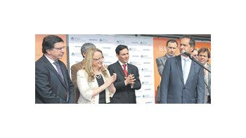 Alicia Kirchner, en preensayo como candidata. Se mostró ayer con Daniel Scioli en un acto en La Plata.