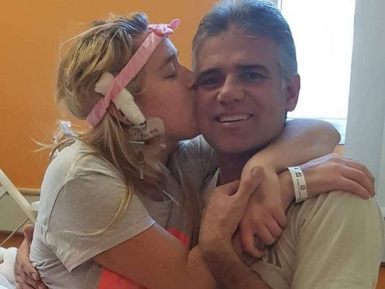 Agustina Di Palma besando a su papá Patricio en el hospital. La joven falleció a los 22 años.