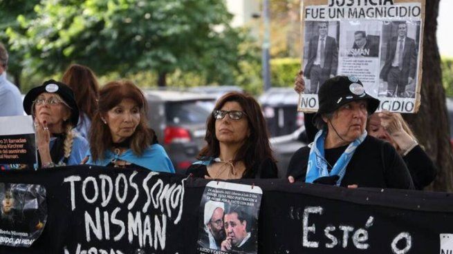 Decenas de personas se congregaron en Puerto Madero para homenajear a Alberto Nisman.