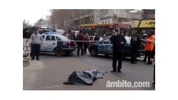 ámbito.com | En un confuso episodio, un policía mató a un joven en la esquina de Paseo Colón y Humberto Primo.