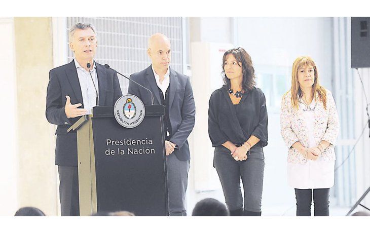 Visita. Mauricio Macri con Horacio Rodríguez Larreta ayer recorrió la primera “escuela inteligente” en el porteño barrio de Parque Donado.