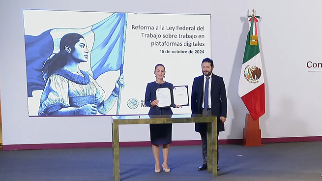 Claudia Sheinbaum y Marath Bolaños tras presentar la reforma para el trabajo en plataformas digitales.