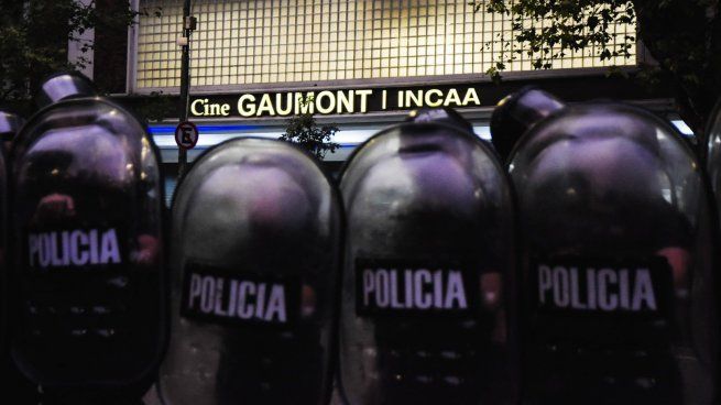 Movilización en el cine Gaumont en defensa del cine nacional.&nbsp;