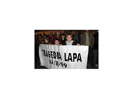 Los familiares de las víctimas recuerdan la tragedia.