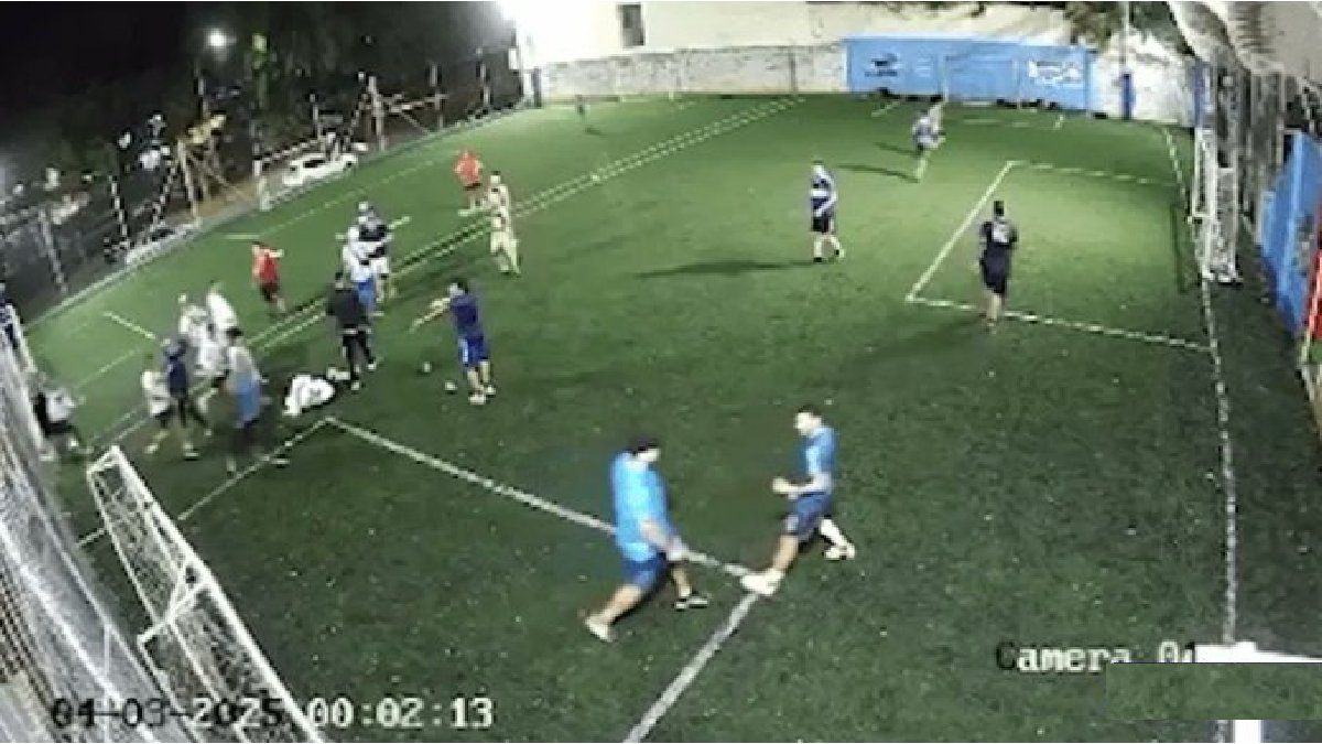 They prohibit the entrance to sporting events to 16 bars in Vélez, after the violent attack on police