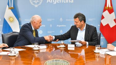 Argentina refinancia deuda con acreedores suizos tras el acuerdo con el  Club de París