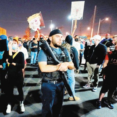 Manifestantes armados pro-Trump se manifiestan frente a uno de los centros de conteo de Nevada.