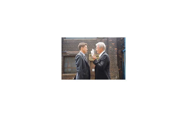 Richard Gere es el agente norteamericano jubilado que, con la ayuda del novato Topher Grace, debe cazar a un espía soviético asesino en la poco seria pero entretenida «Misión secreta».