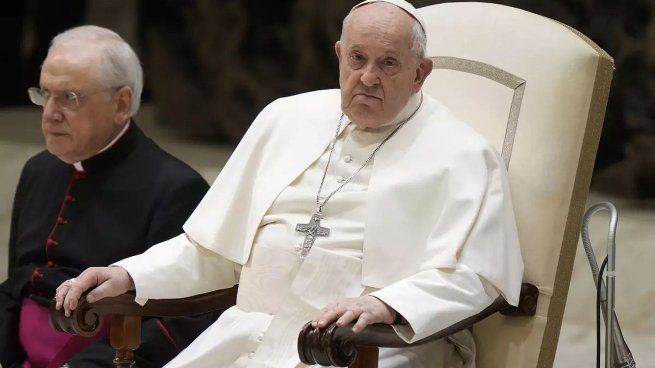 Con cautela, el Vaticano informó que Francisco tuvo una buena noche de descanso y continúa con el tratamiento planificado.