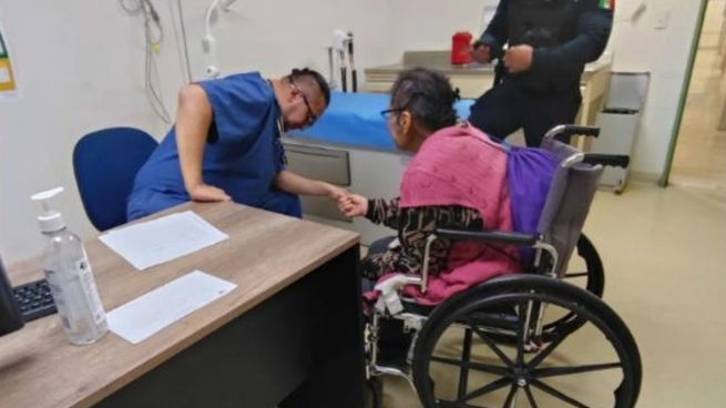 Celina N mientras es atendida por médicos del IMSS.