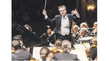 ámbito.com | Jonathan Nott, al frente de la Orquesta Sinfónica de Bamberg, en el concierto de Nuova Harmonia en el Teatro Colón.