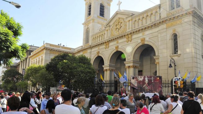 Multitudinaria peregrinación en Balvanera por San Expedito.