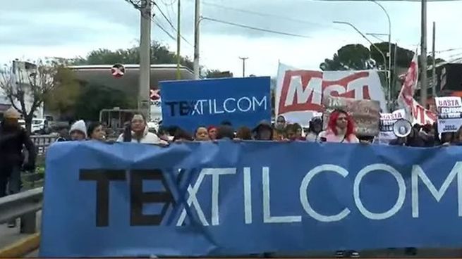 Trabajadores despedidos marcharon en Catamarca.