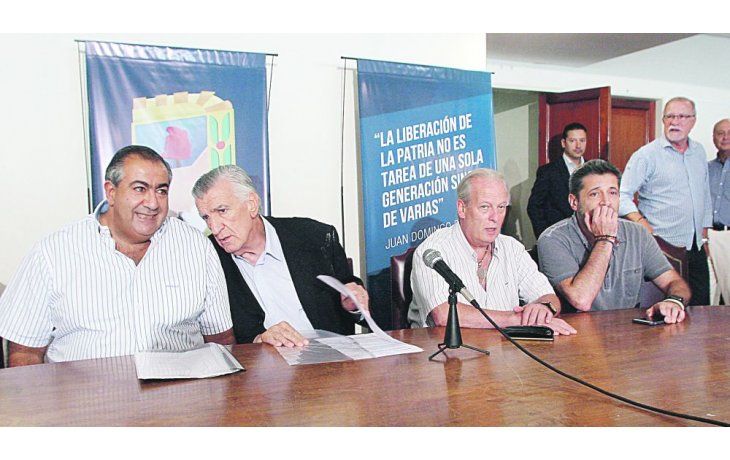 ámbito.com | Respaldo. El triunviro de CGT Héctor Daer conversa con el jefe del PJ, José Luis Gioja. Expectantes, Andrés Rodríguez y Víctor Santa María. Foto: Mariano Fuchila.