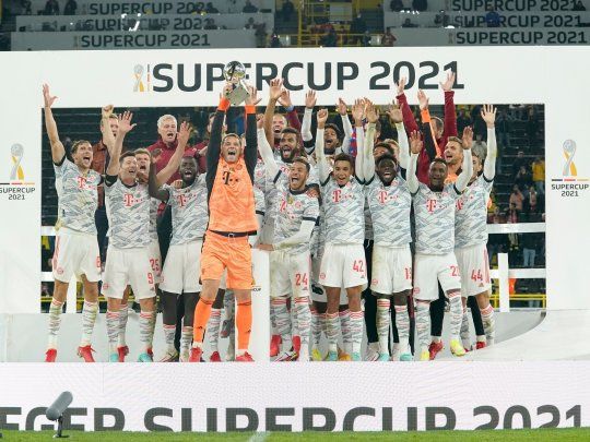 Bayern Munich levanta el trofeo de la Supercopa de Alemania.