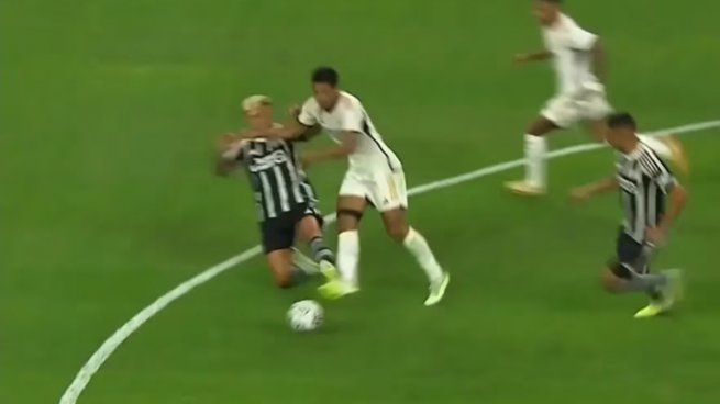 Lisandro Martínez cometió un dura falta sobre el inglés Bellingham