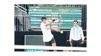 El equipo español y el argentino con la Ensaladera de Plata en el medio como ofrenda de triunfo al ganador del match (arriba). La sonrisa de Juan Mónaco denota su confianza para el enfrentamiento de hoy ante Nadal (izquierda). La potencia de Del Potro durante la práctica de ayer (derecha).