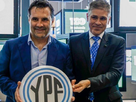 El presidente de YPF, Pablo González, y el secretario de Energía, Darío Martínez, en el stand de YPF en la AOG 2022.