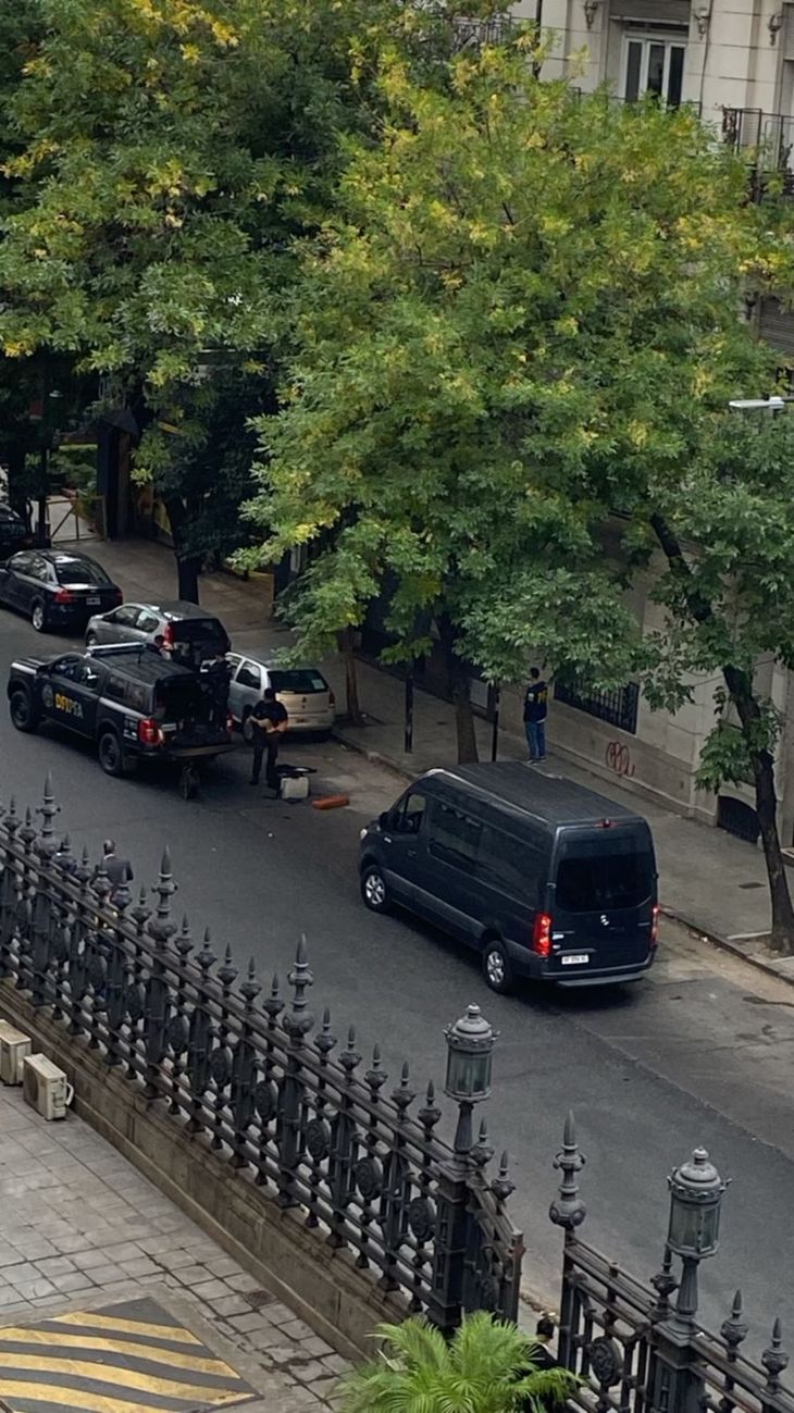La policía debió interrumpir la circulación en la zona. La policía debió interrumpir la circulación en la zona.