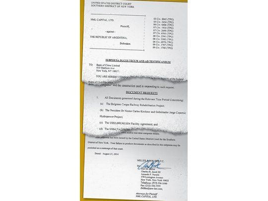 El fondo buitre Elliott volvió a embestir reclamando a la Justicia de EE.UU. que avance en embargos. El miércoles se presentó ante Griesa para que reclame al Bank of China por los acuerdos firmados con la Argentina. En la mira está el proyecto por las represas Cepernic- Kirchner.
