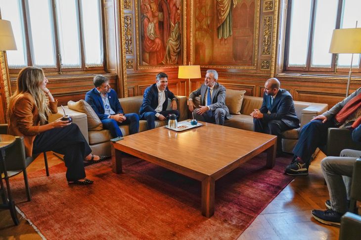 El alcalde de Barcelona, Jaume Collboni, recibió a Axel Kicillof.