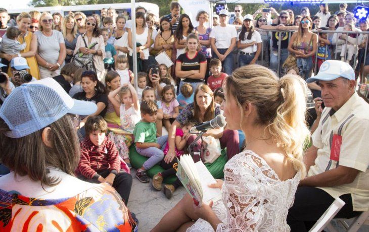 Fabiola Yañez junto a los niños en Mar del Plata.