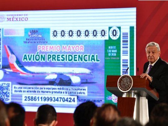 El presidente mexicano, Andrés Manuel López Obrador, presentó el boleto para la rifa del avión presidencial.